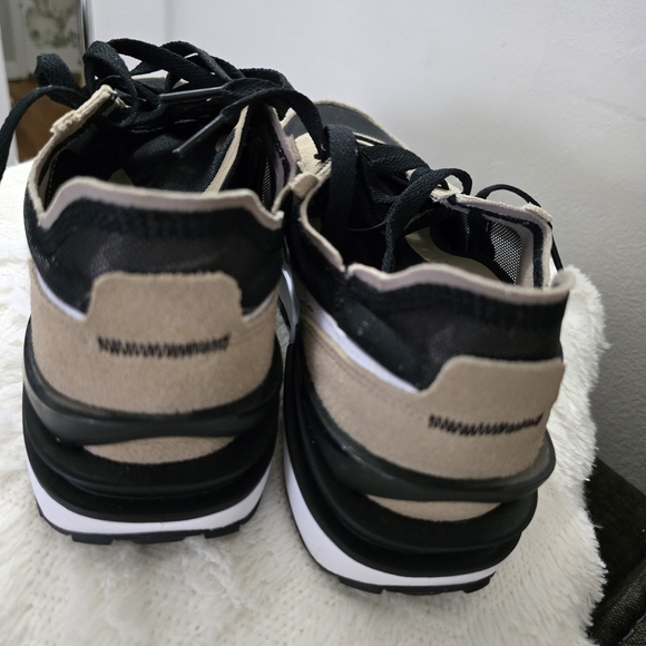 Nike Black and Tan Sneakers with Suede Upper - Picture 3 of 7